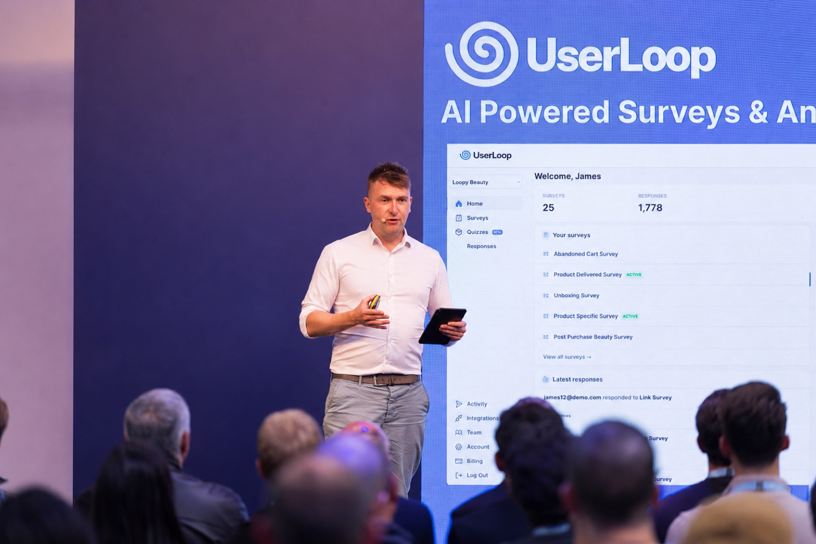 James Devonport, Gründer und CEO von UserLoop, präsentiert UserLoop auf der Bühne einer Konferenz